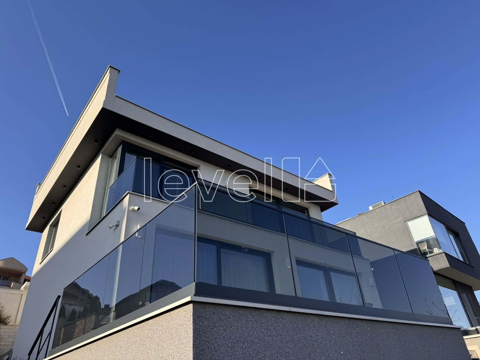 KUĆA - Porodična kuća -  